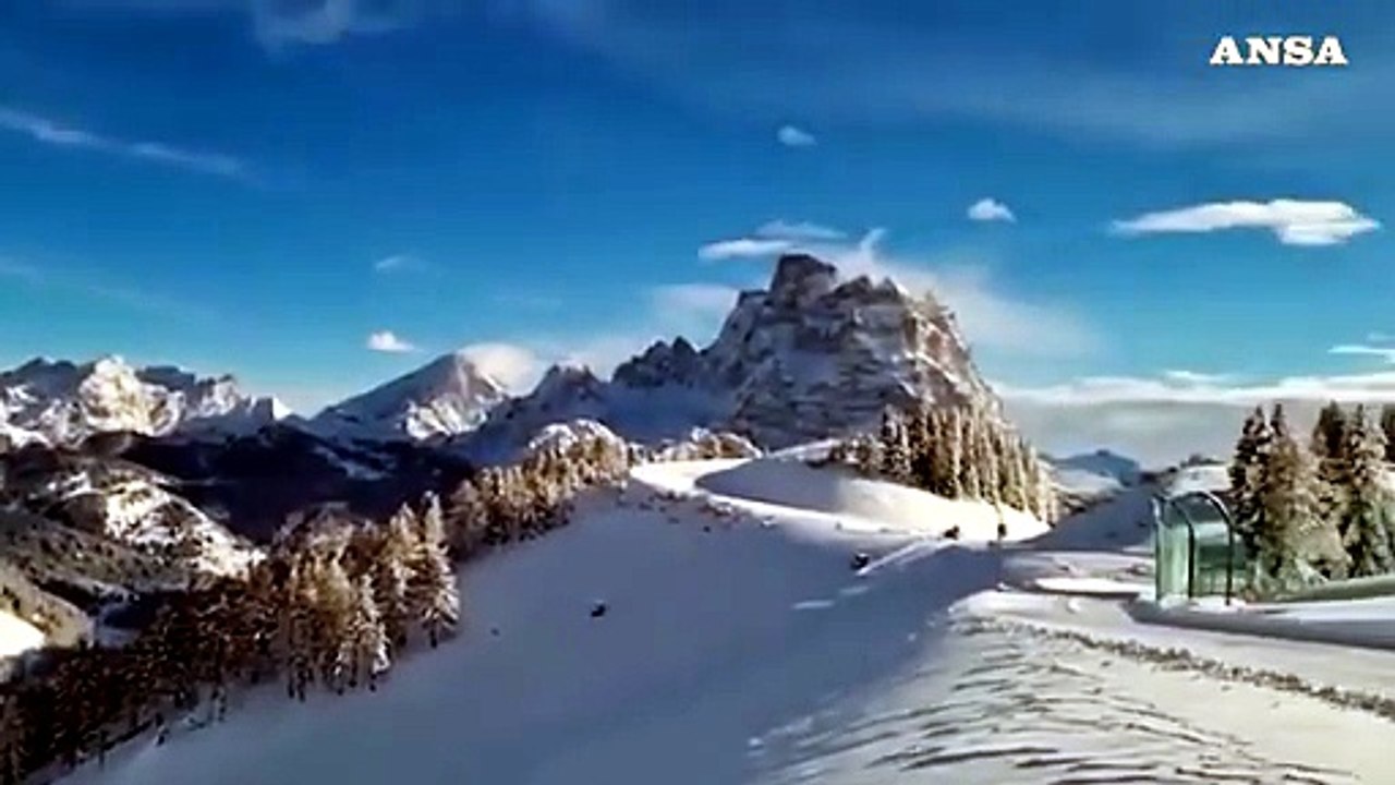 Dolomiti, la spettacolare salita con il gatto d...