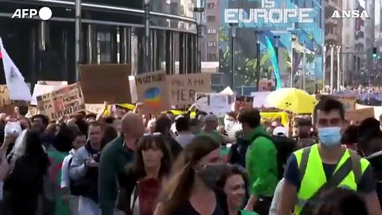 Clima, decine di migliaia di persone in corteo a Bruxelles