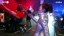 Copenaghen, "Men in Black" manifestano contro il  vaccino anti-Covid