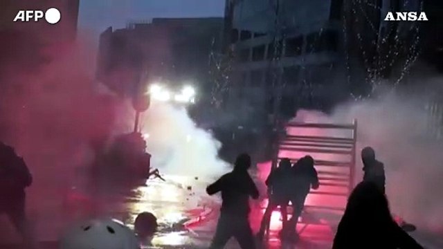 Covid, a Bruxelles manifestanti lanciano pietre e petardi, la polizia carica
