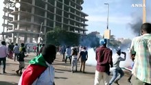 Sudan, lacrimogeni sui manifestanti in piazza contro il potere ai militarri