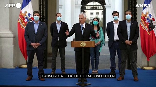 Cile, il presidente uscente si congratula con il neo eletto Gabriel Boric