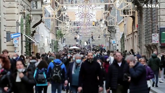 Covid, a Roma scatta l'obbligo di mascherine all'aperto: i controlli nelle vie del centro