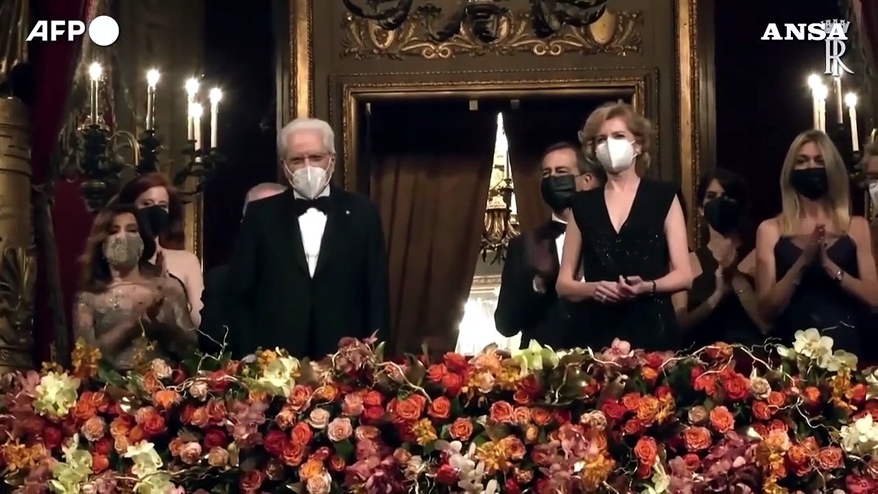 La prima alla Scala con il tributo a Mattarella