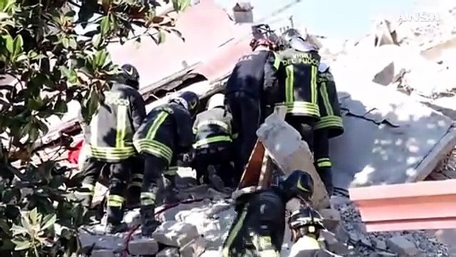 Esplosione palazzina nel Casertano, donna estratta viva dalle macerie