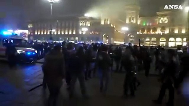 Corteo contro il green pass a Milano, tensione con la polizia