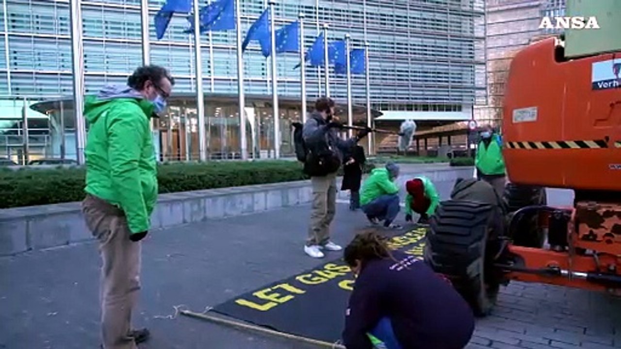 Greenpeace, installazione contro il gas e il nucleare "verdi"