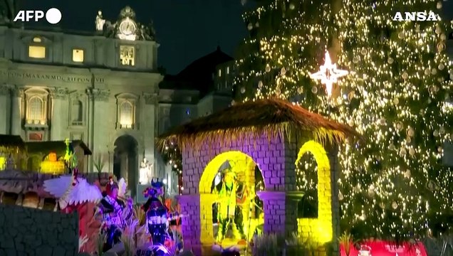 Vaticano, l'albero di Natale e il presepe allestiti in Piazza San Pietro