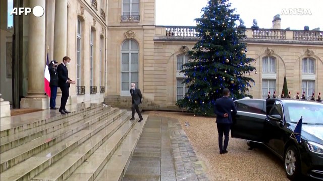 Emmanuel Macron incontra a Parigi Ursula von der Leyen