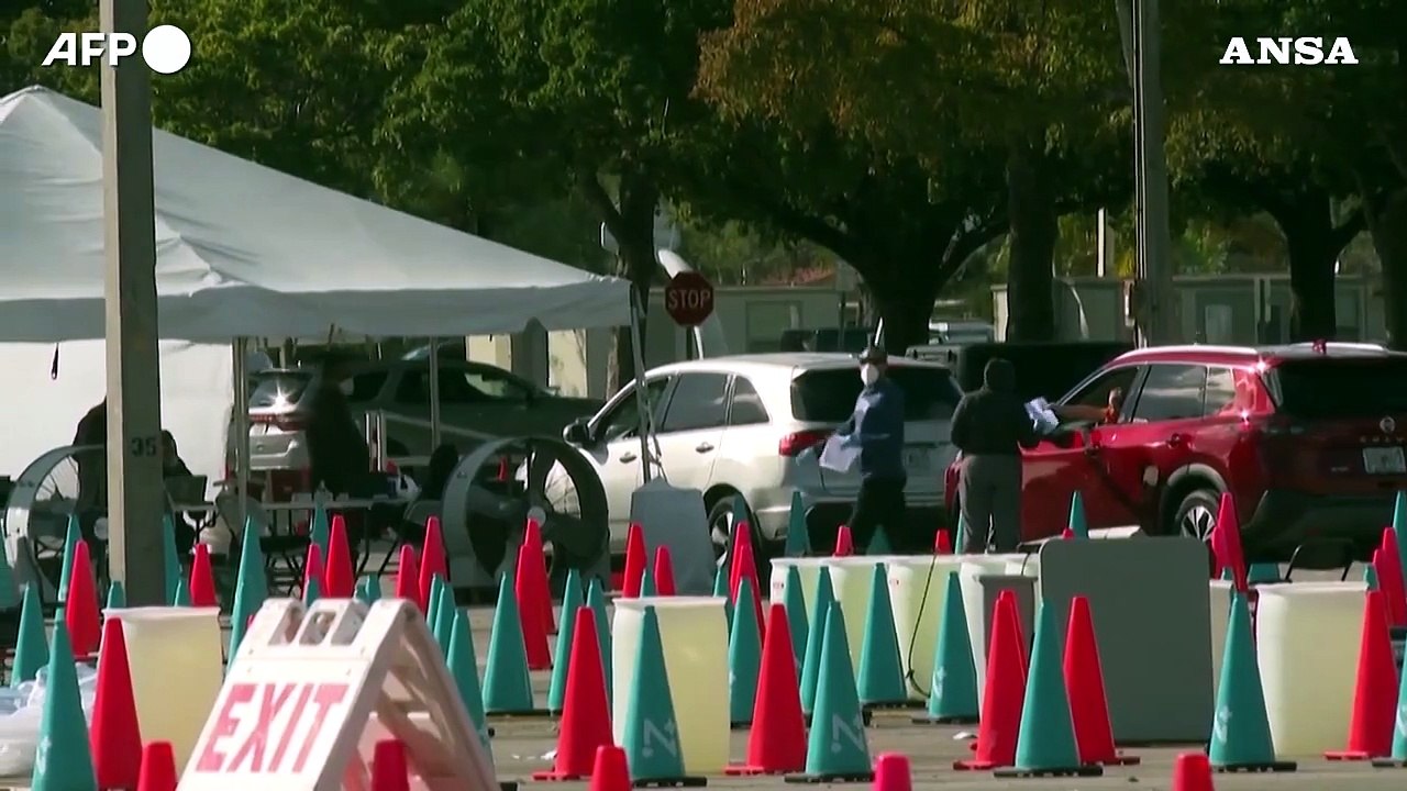 Usa, lunghe code al drive-in di Miami per i test Covid mentre Omicron si diffonde