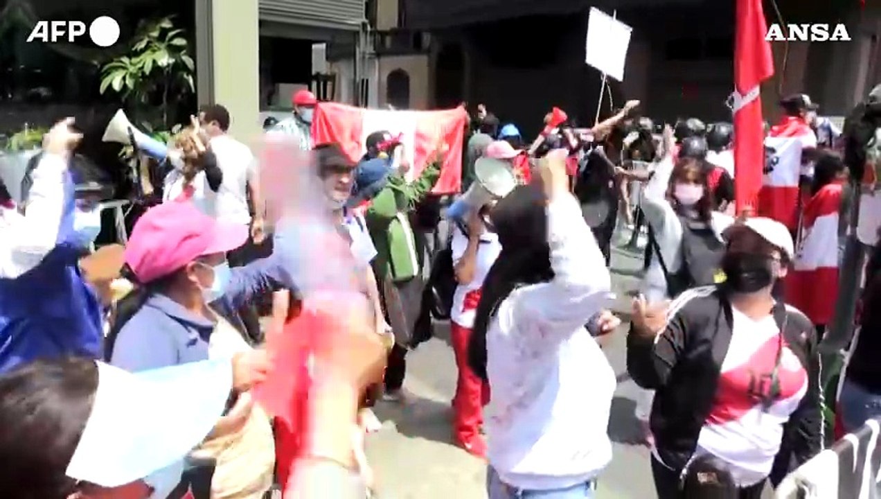 Peru', impeachment per il presidente Castillo: manifestazioni a favore e contro