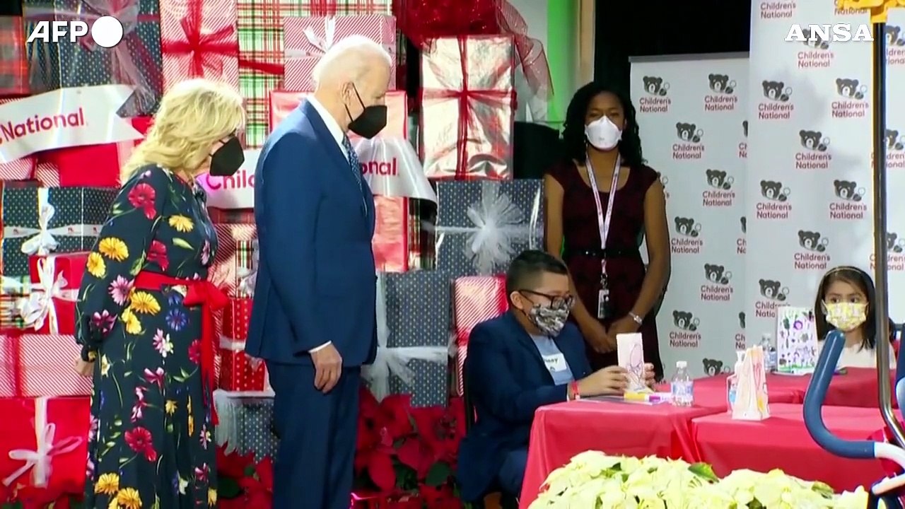 Usa, Jill e Joe Biden visitano i bambini in ospedale per Natale