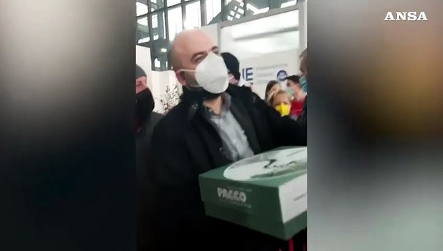 Roberto Saviano riceve il Pacco alla Camorra a Piu' libri, piu' liberi