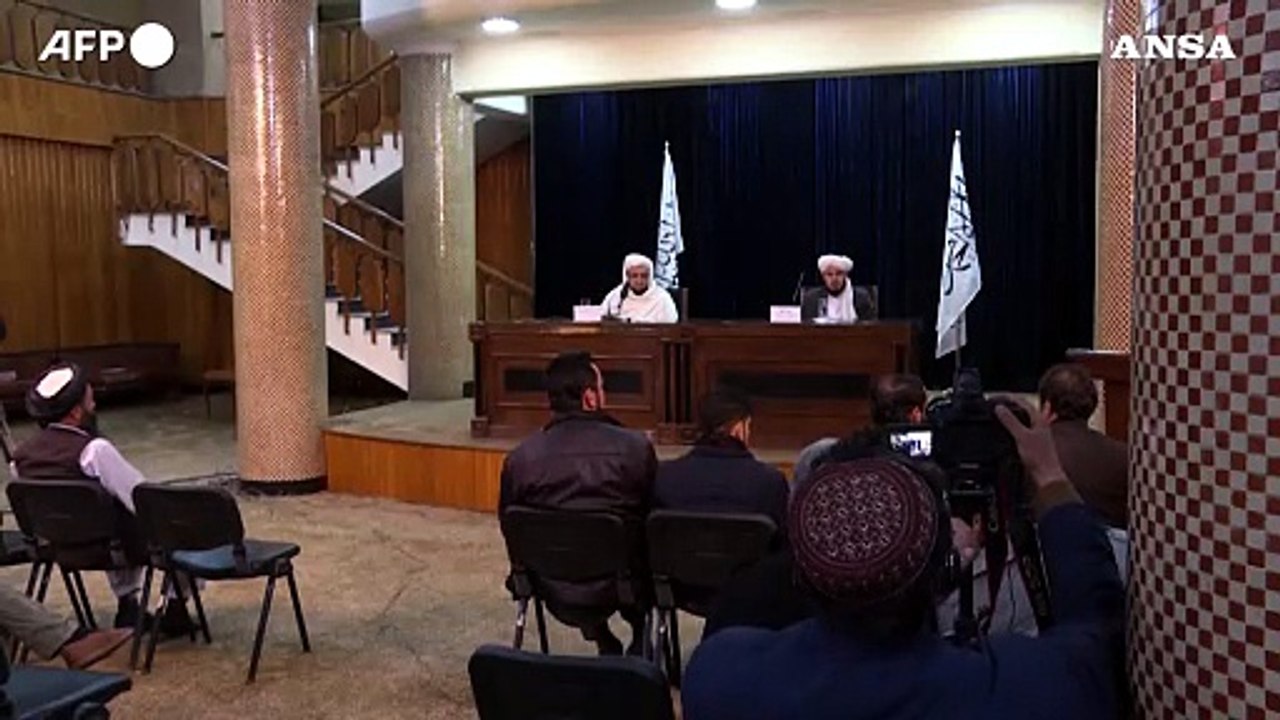 Afghanistan, i Talebani vietano alle donne di viaggiare senza un uomo