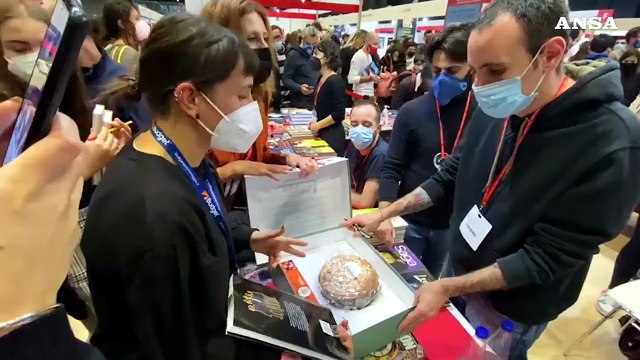 Zerocalcare riceve il Pacco alla Camorra a Piu' libri, piu' liberi