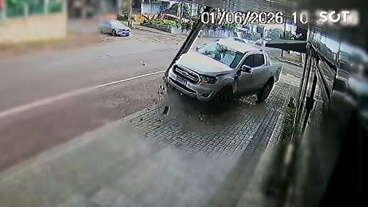 Vídeo mostra momento em que Ford Ranger é atingida e destrói poste após acidente em cruzamento de Cascavel