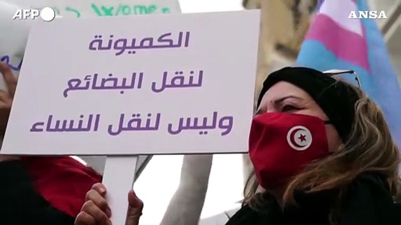 Tunisine scendono in piazza per protestare contro la violenza sulle donne