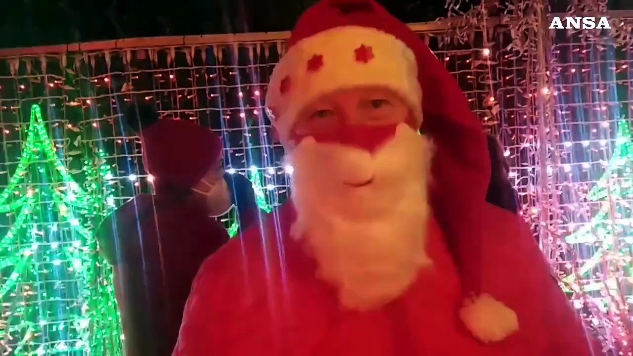 Aperta la casa di Babbo Natale piu' illuminata d'Italia