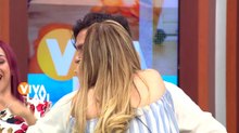 Gina Pastor le roba un beso a Eduardo Orozco 'El Doc'