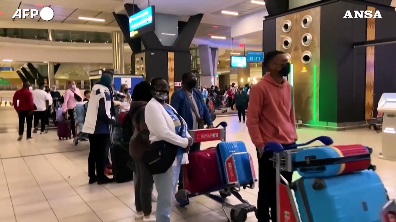 Johannesburg, tampone obbligatorio prima di partire: code in aeroporto
