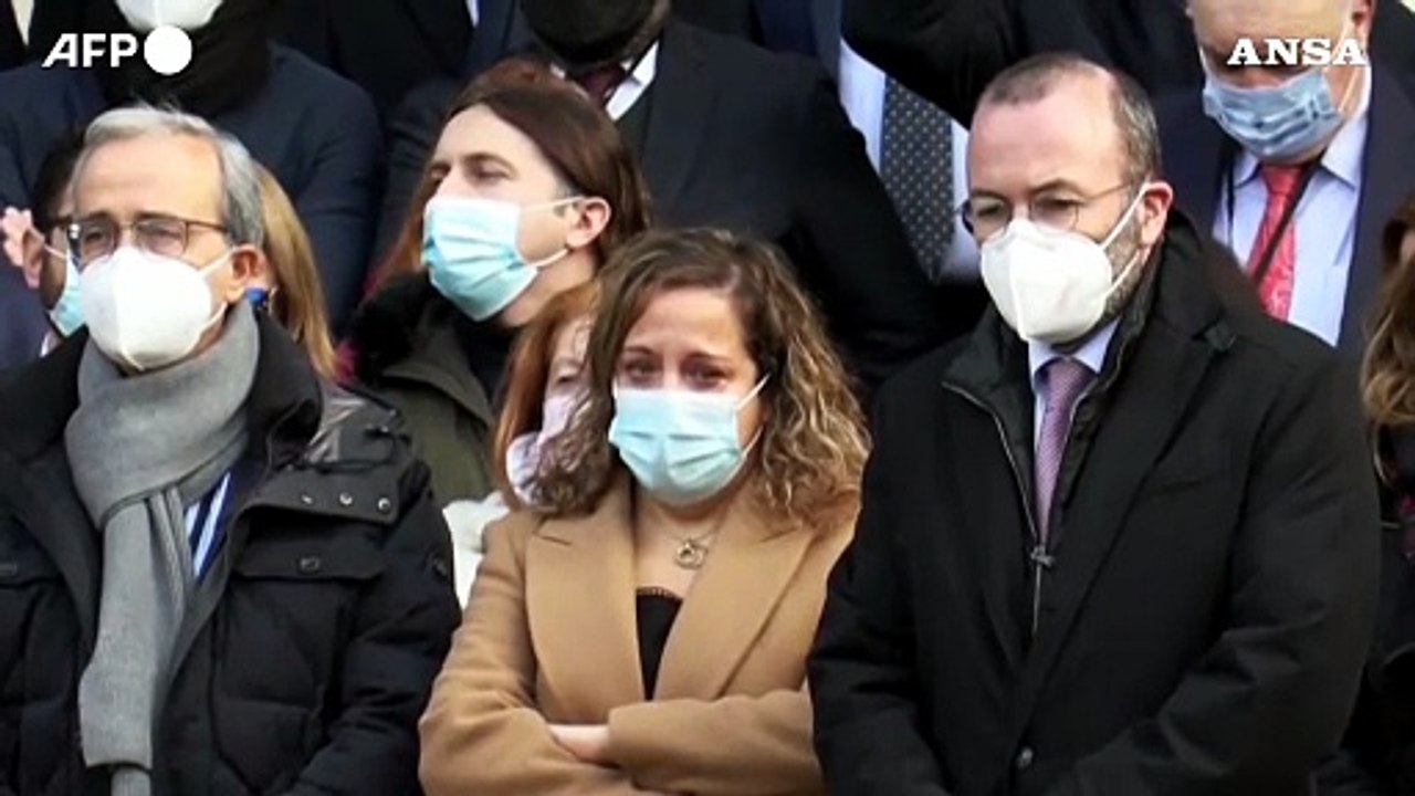 Sassoli, un minuto di silenzio davanti al Parlamento europeo a Bruxelles