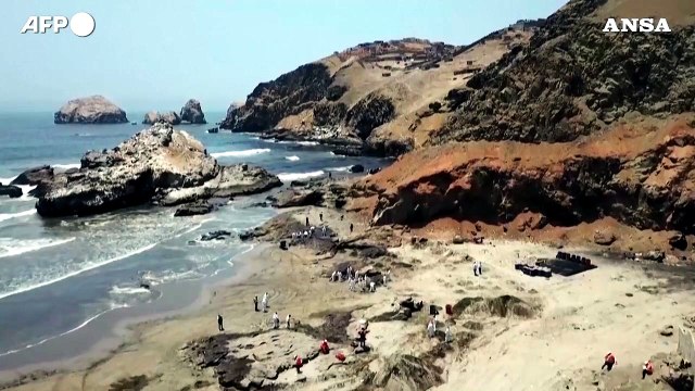 Tonga isolata dal mondo, allarme per una nuova eruzione