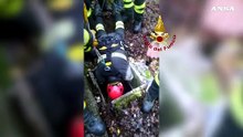 Perugia, soccorso un 75enne rimasto incastrato per recuperare il suo cane
