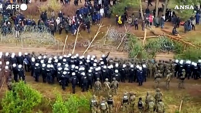 Scontro sui migranti, alta tensione al confine tra Polonia e Bielorussia