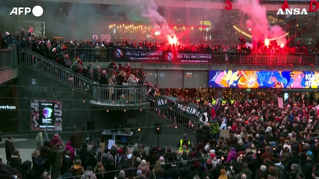 Covid Svezia, in migliaia in piazza a Stoccolma contro il vaccino