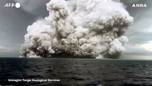Eruzione vulcanica a Tonga, l'enorme nuvola di cenere copre l'isola