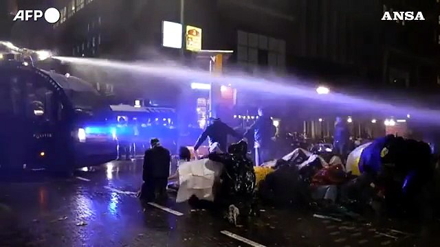 Covid, la polizia olandese usa gli idranti contro i manifestanti