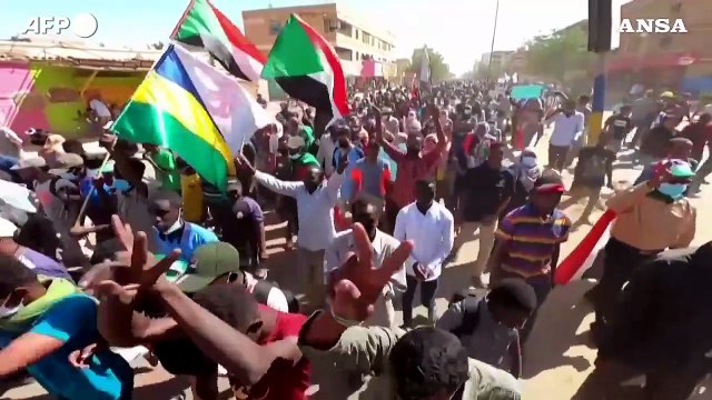Sudan, i manifestanti bloccano Khartoum contro il governo militare