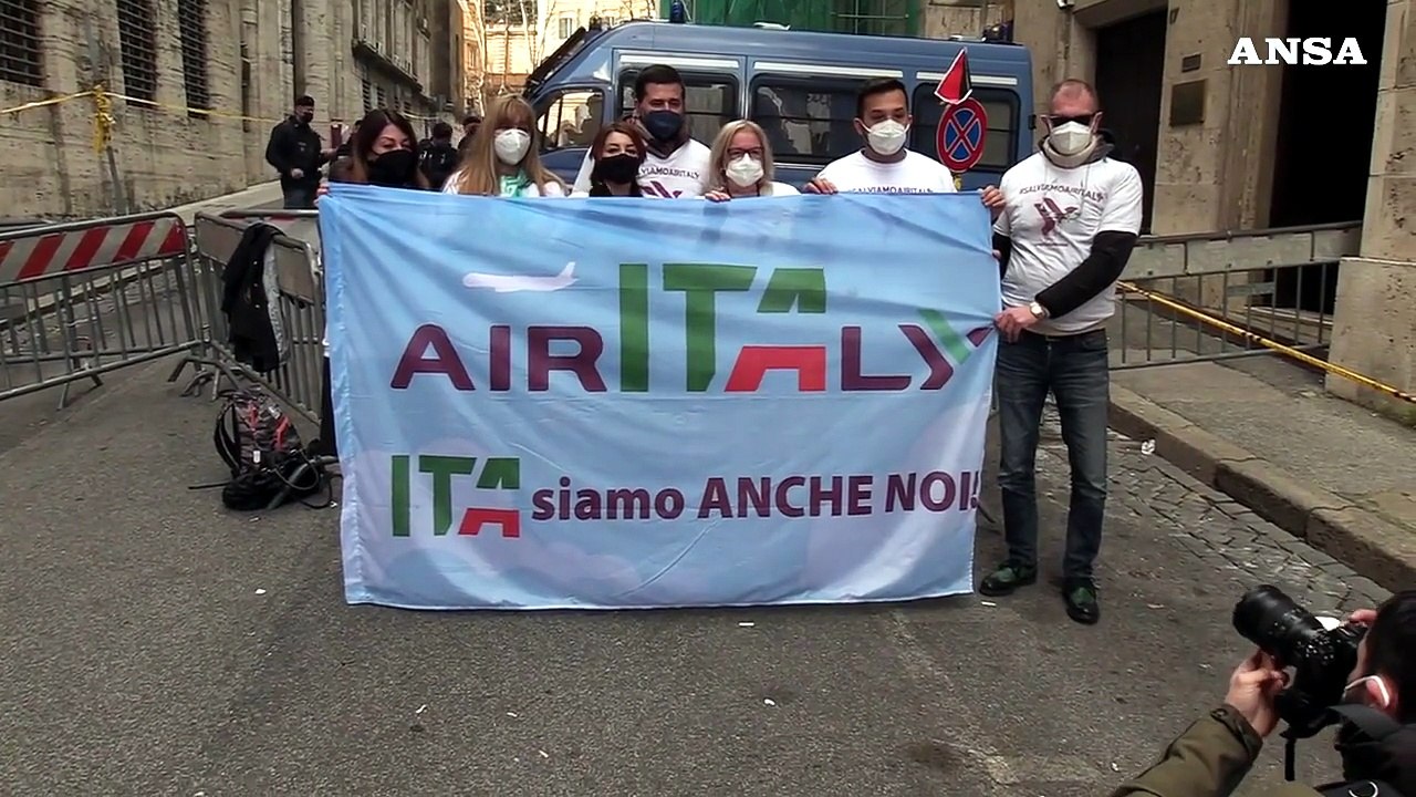 Air Italy, lavoratori davanti al Mise: "Governo non ci da' risposte"