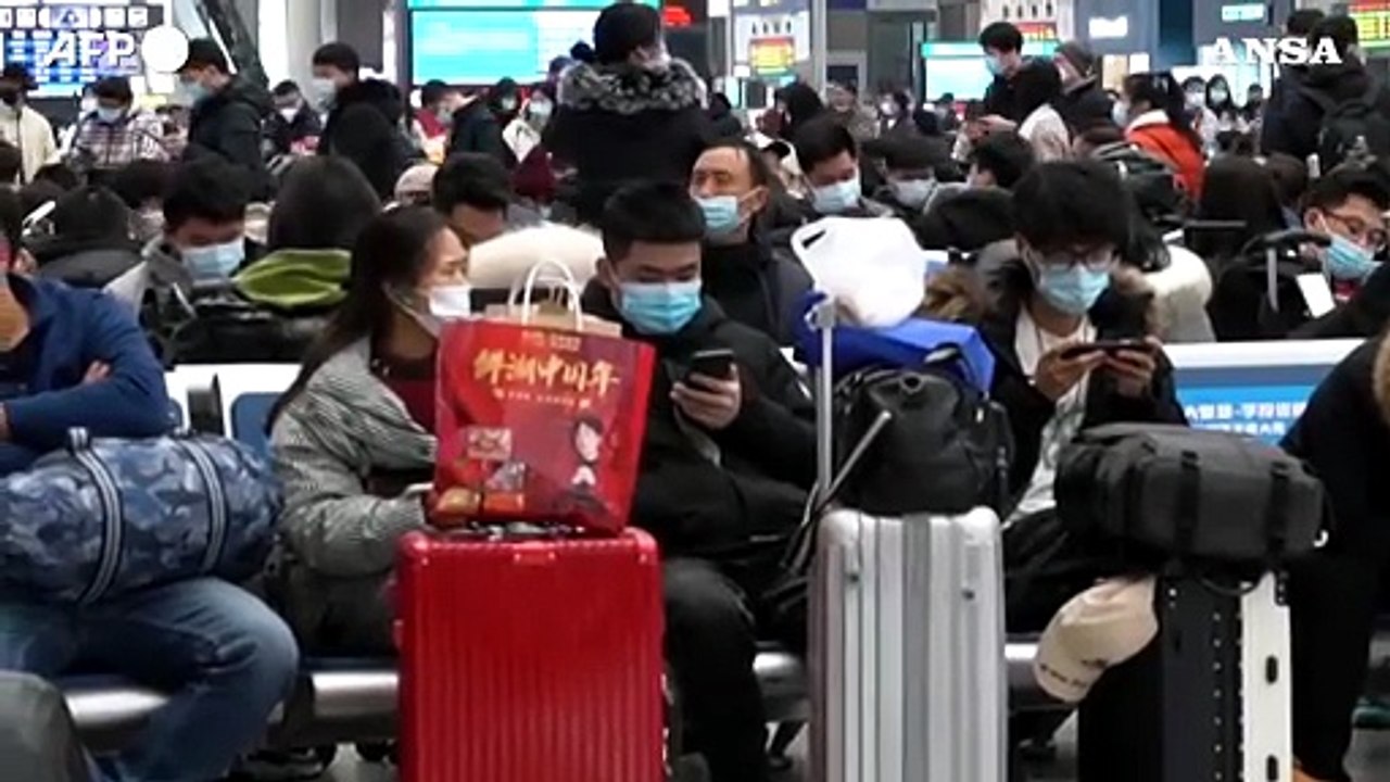 Cina, Capodanno: folla alla stazione ferroviaria di Shanghai