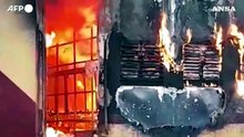 India, manifestanti danno fuoco alle carrozze di un treno