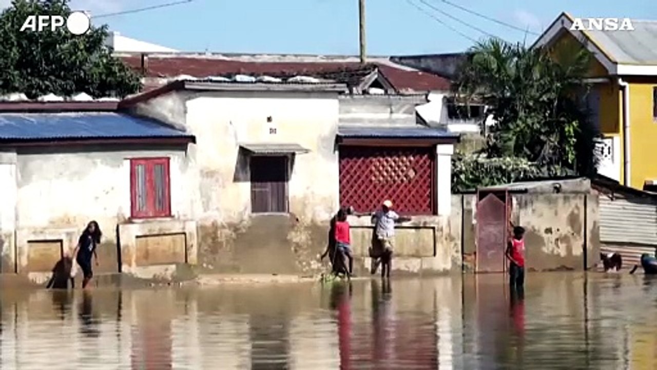 Tempesta tropicale in Madagascar: case distrutte, ci si muove in canoa