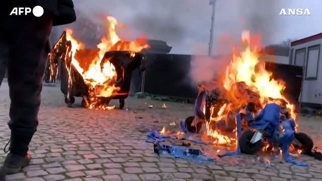 Bruxelles, proteste contro restrizioni anti-Covid: scontri con la polizia e assalto a sedi Ue