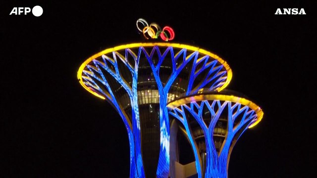 Pechino 2022, la Torre olimpica si illumina