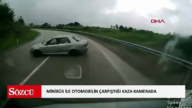 Minibüs ile otomobilin çarpıştığı kaza kamerada; 6 yaralı