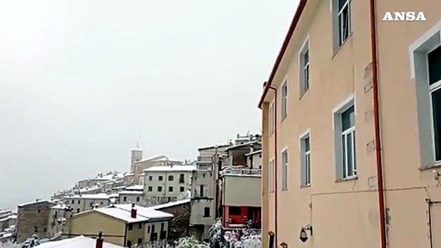 Nevicata a Barrea, il Parco Nazionale d'Abruzzo imbiancato