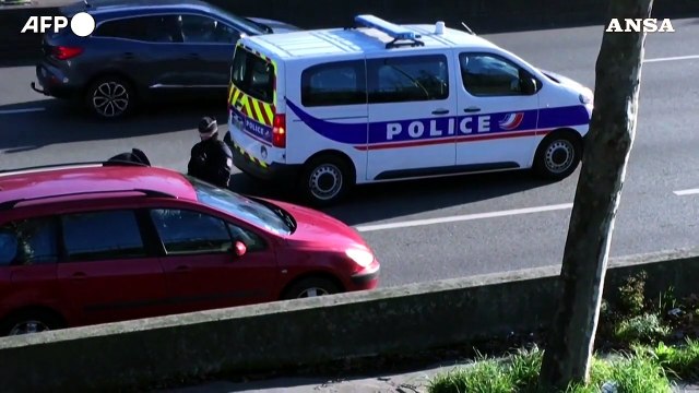 Parigi, posti di blocco per fermare i convogli della liberta'