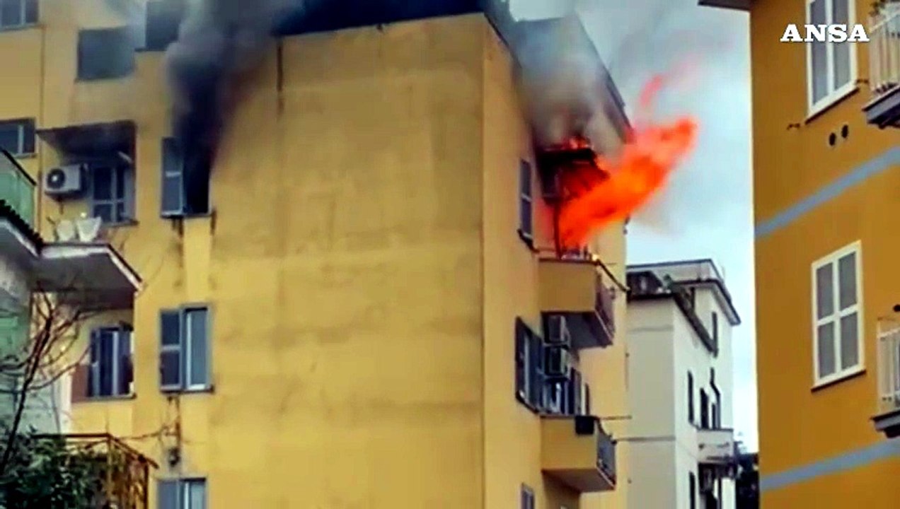 Roma, paura nella periferia est: fiamme divorano un appartamento a Tor Sapienza
