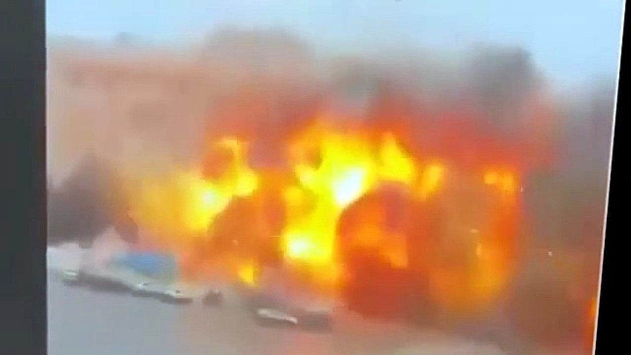 Kharkiv, il momento in cui un missile colpisce la sede del governo regionale. Volano le auto - Video