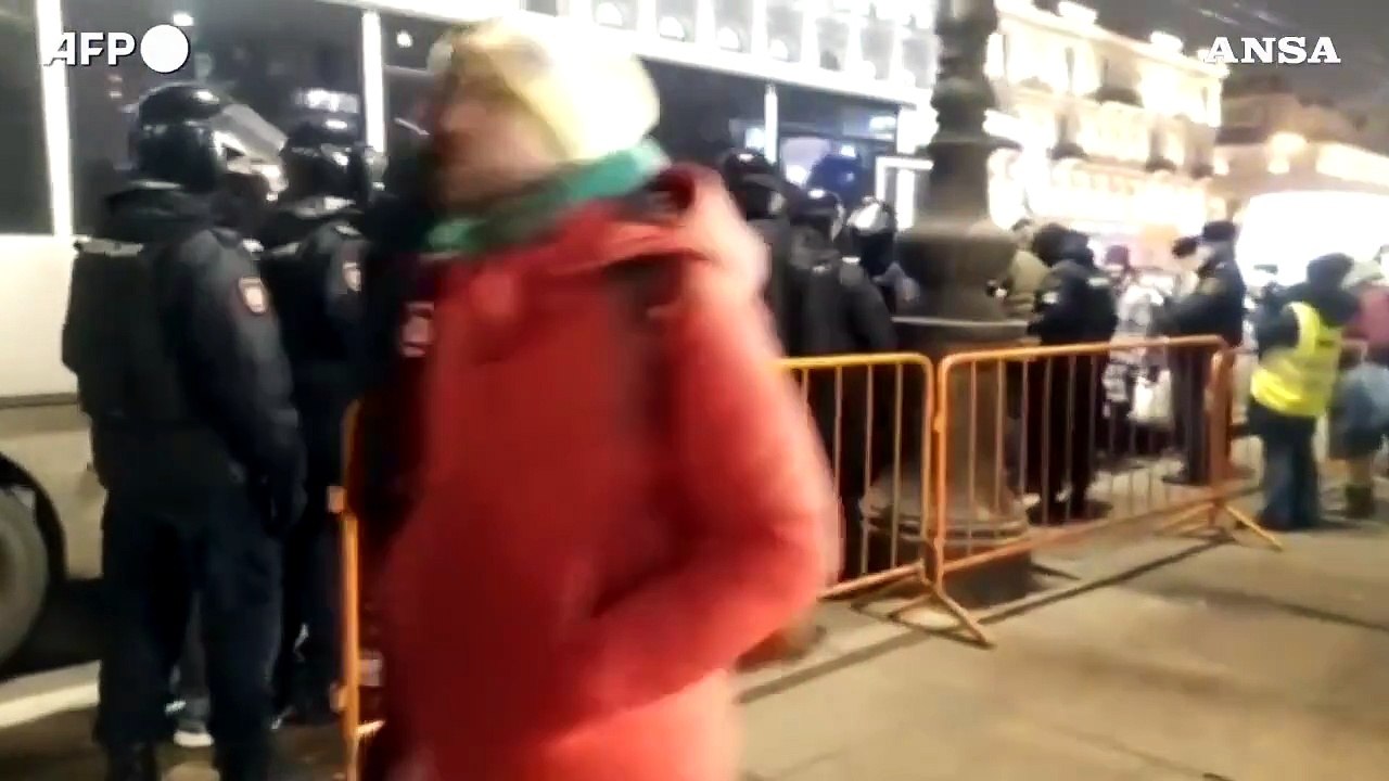 Ucraina: San Pietroburgo, la polizia arresta manifestanti che protestano contro la guerra
