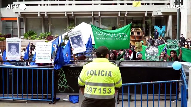 La Colombia depenalizza l'aborto: gli attivisti festeggiano davanti alla Corte Suprema