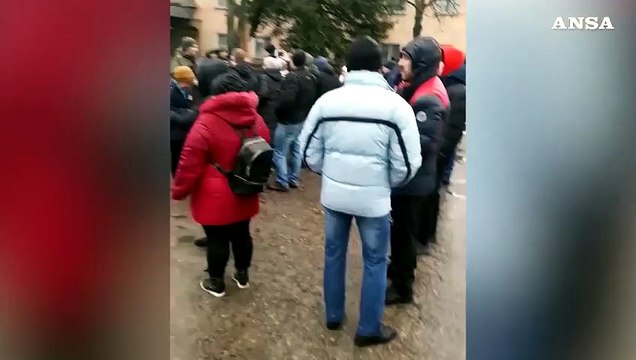 Cittadini scandiscono Ucraina, Ucraina davanti ai militari russi a Novopskov