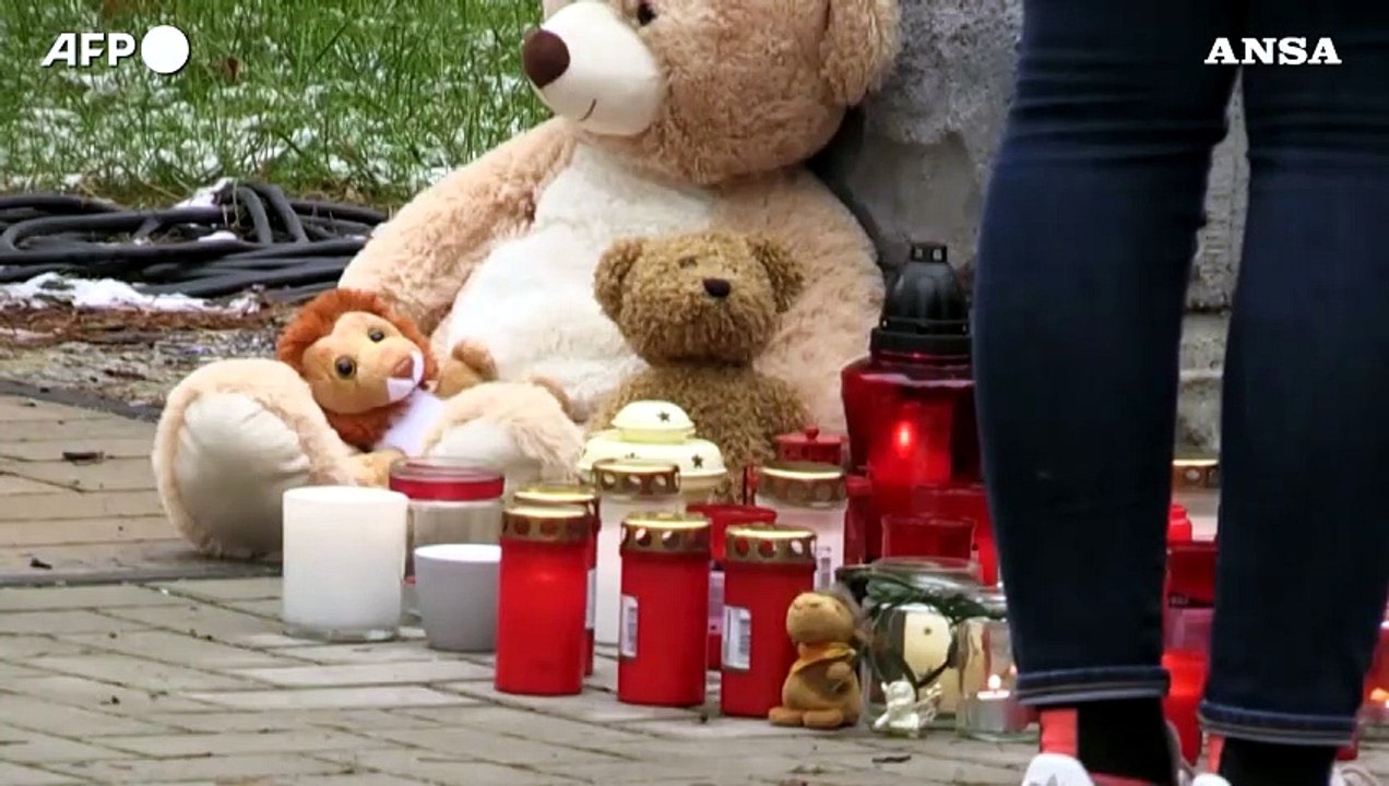 Germania, gli omaggi dei residenti alla famiglia trovata morta in casa vicino a Berlino