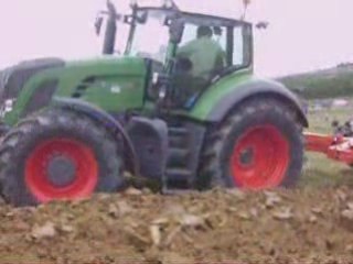 Fendt 933 vario avec la charrue 6 corps