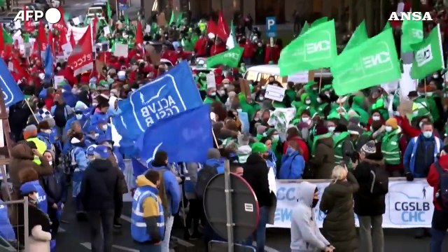 Belgio, operatori sanitari protestano contro obbligo vaccinale