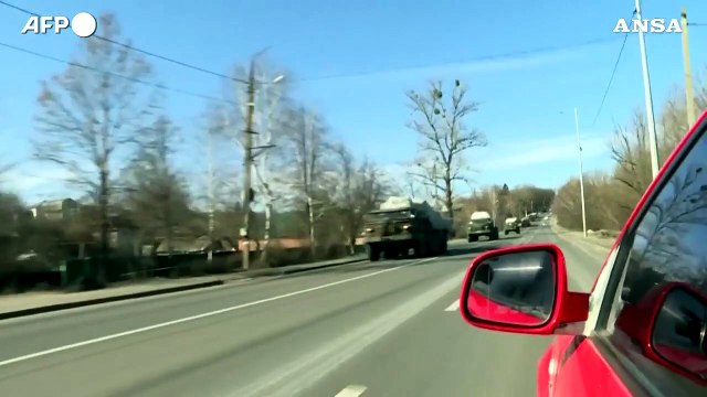 Un convoglio militare ucraino a Chuguev dopo l'inizio dell'invasione russa